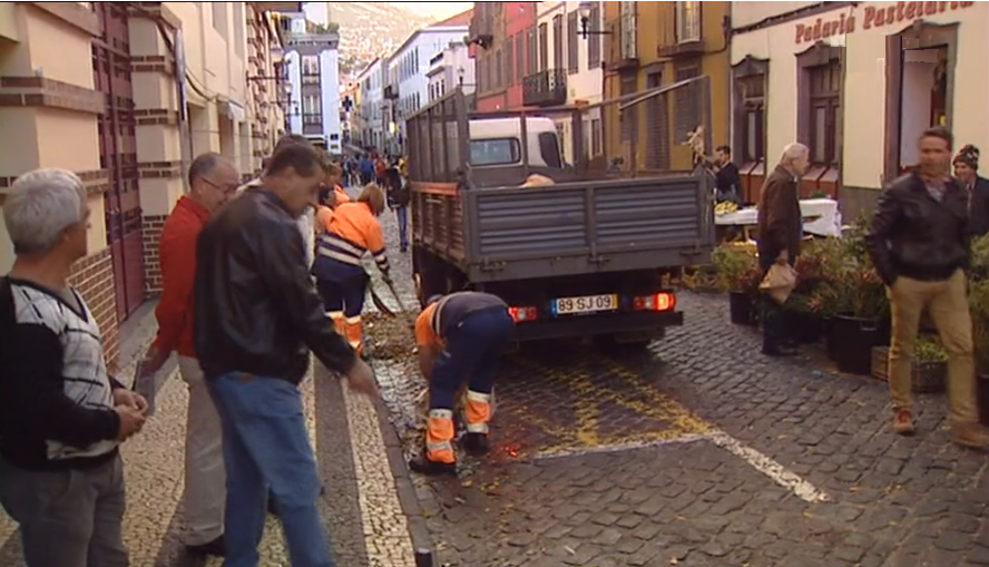 Operação de limpeza do Funchal após noite do mercado