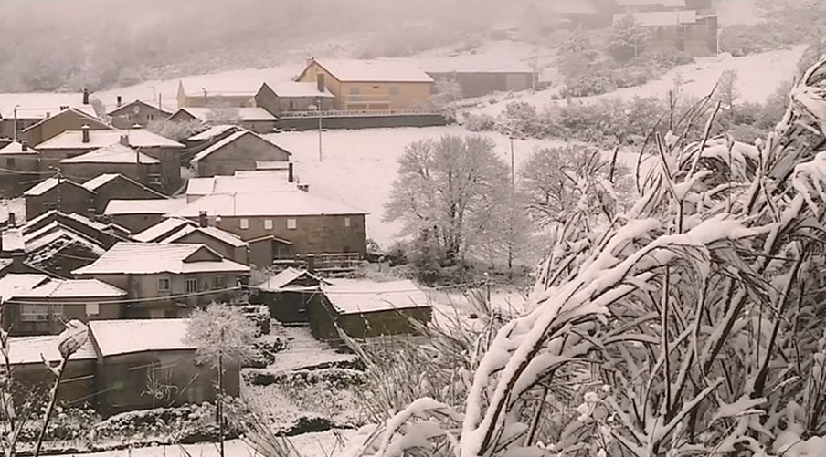 Aldeia de Montalegre atingida por forte nevão
