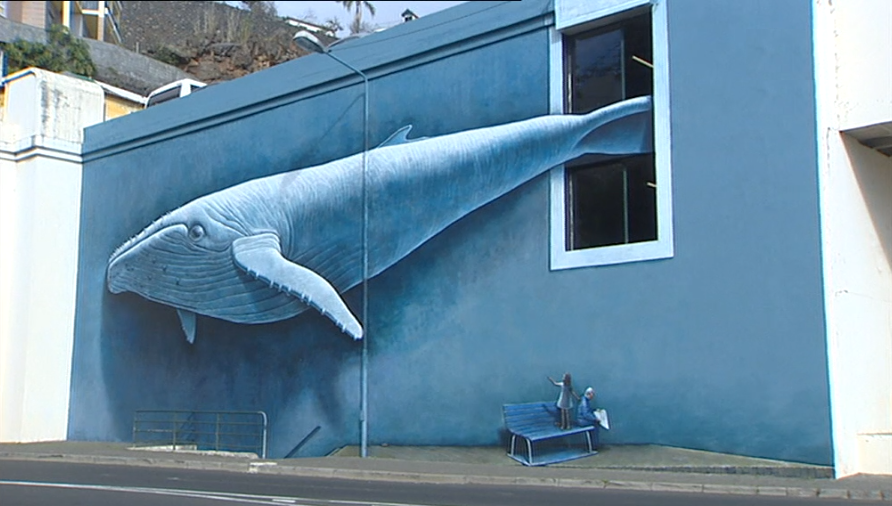 Pintura da baleia na fachada do auto-silo do Campo da Barca