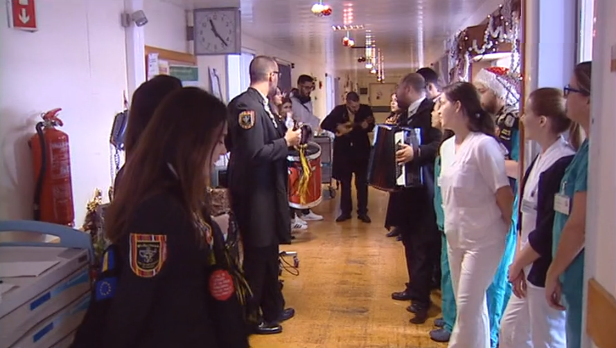 Futebolistas e estudantes de medicina distribuem prendas