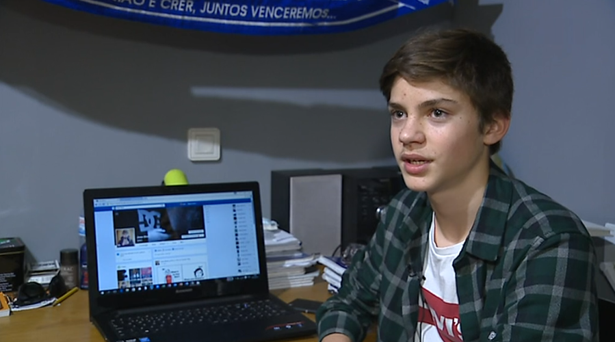 Jovem ajuda crianças do Gana