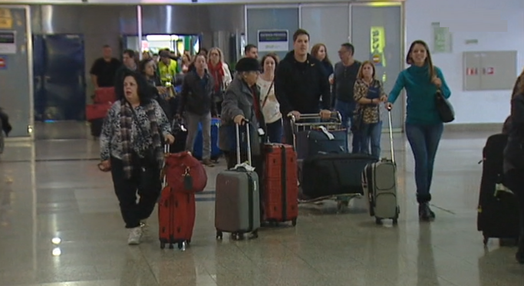 Chegada de emigrantes e turistas para a passagem de ano na Madeira
