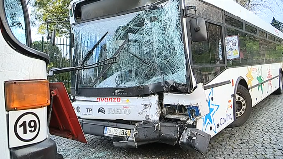Acidente rodoviário com autocarros