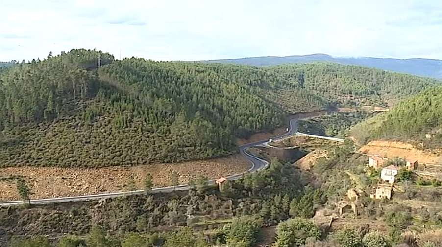 Estrada em construção na Serra do Açor