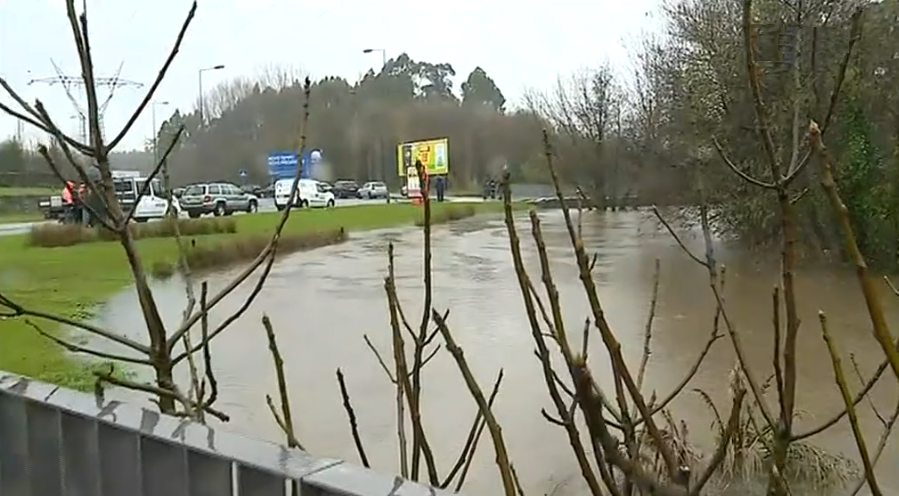Cheias junto ao centro comercial Maia Jardim