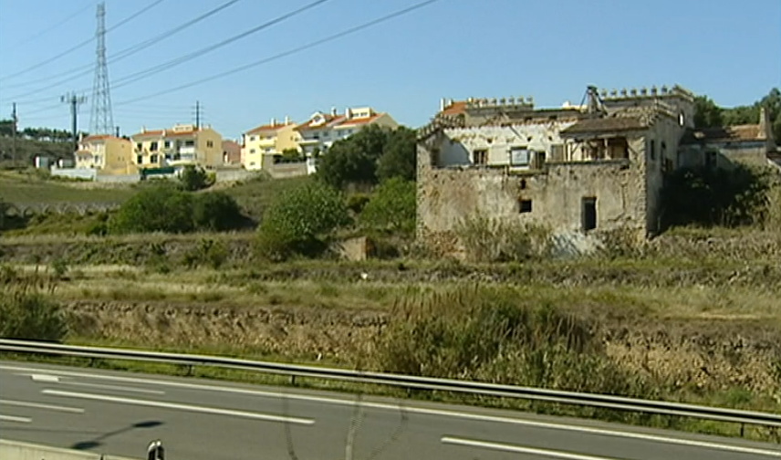 Monumento degradado em Santa Iria da Azóia I