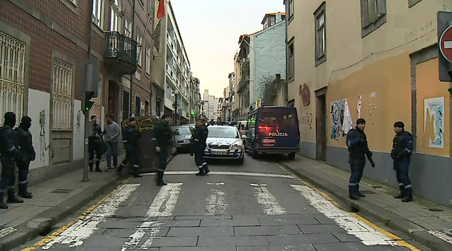 Homem barricado num hostel no Porto