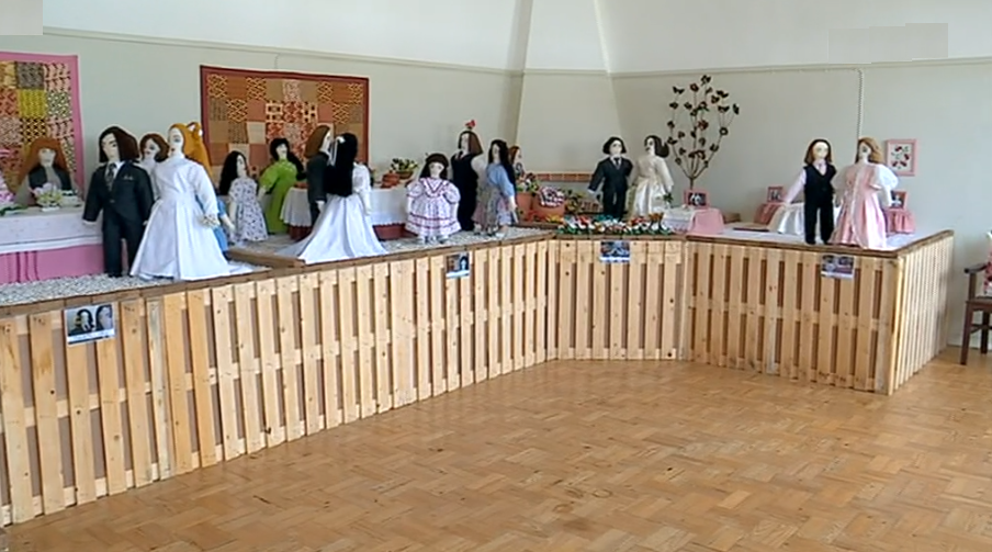 Exposição de bonecos de pano com recriação de casamento de aldeia