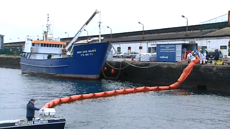 Simulação de combate à poluição marítima em Ponta Delgada