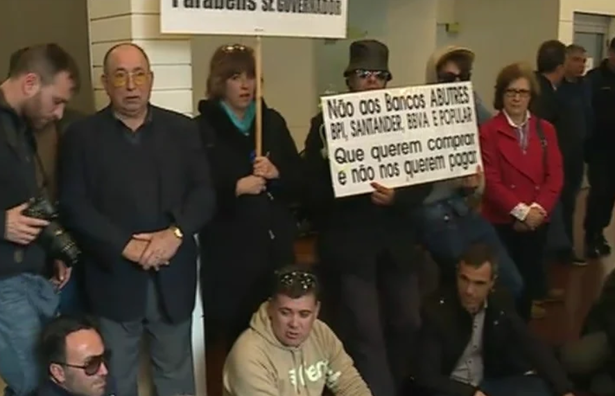 Clientes lesado do BES invadem dependências de bancos em Viseu