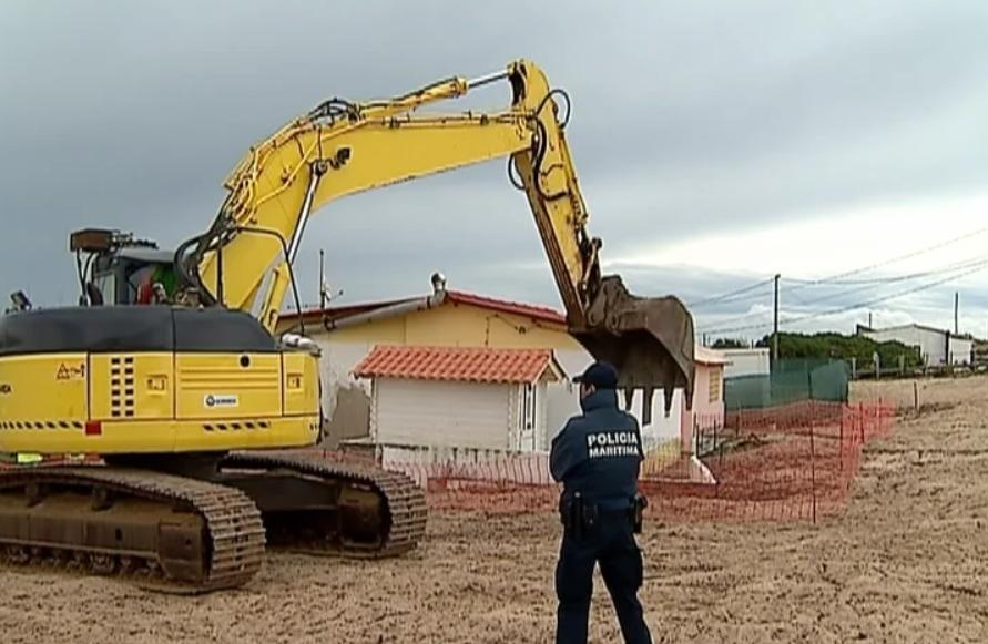Demolição de habitações na praia de Faro