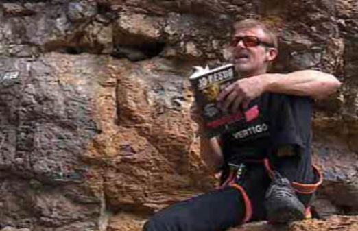 Escritor norueguês faz escalada em Cascais