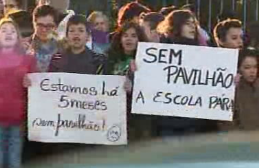 Contestação de pais e alunos na EB 2,3 Dom Dinis