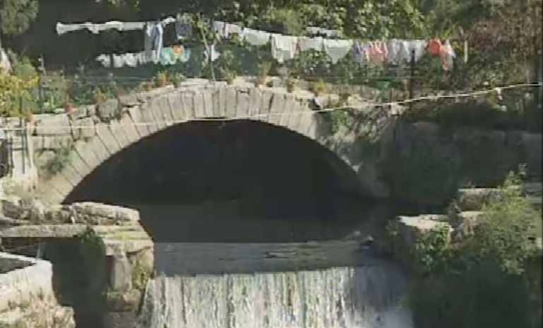 Apropriação indevida de ponte românica em Touginho