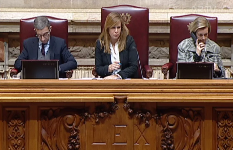 Debate sobre procriação medicamente assistida