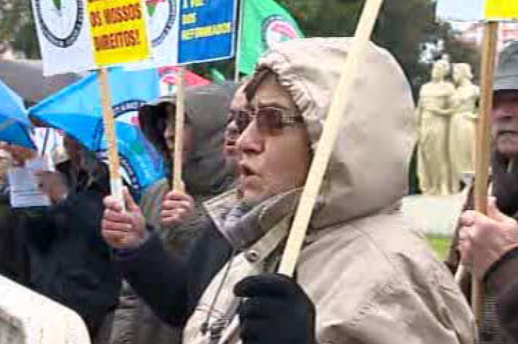 Reformados em protesto contra o corte das pensões