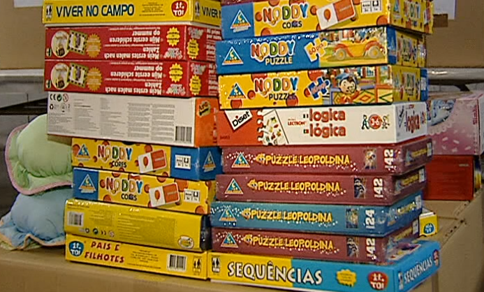 Meninos felizes com lágrimas