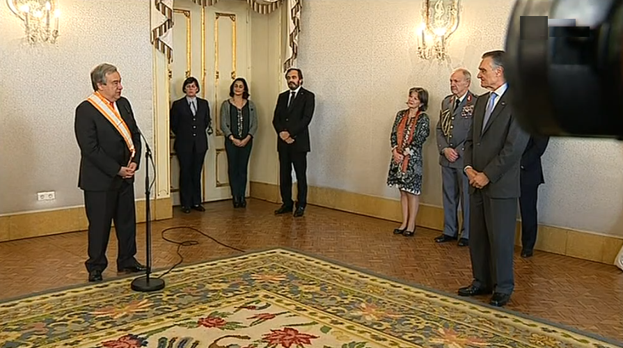Cavaco Silva condecora António Guterres