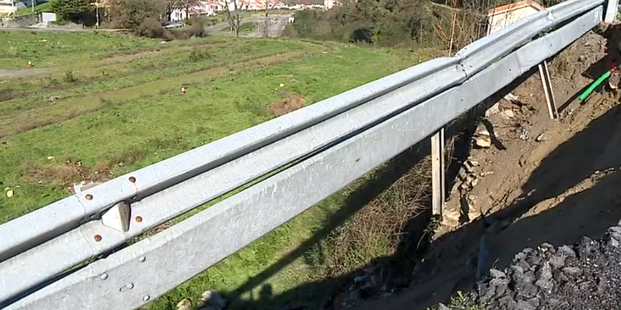 Aluimento de estrada em  Escudeiros