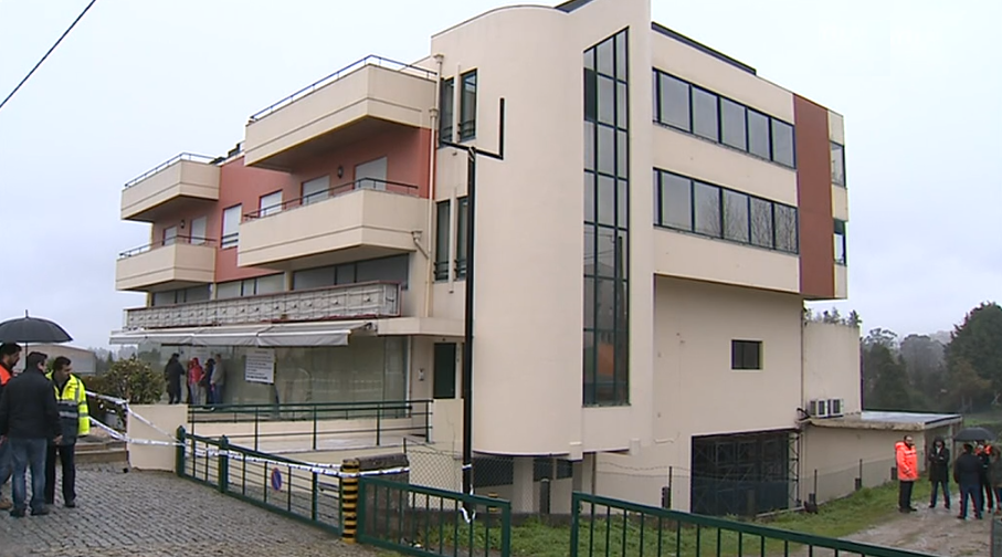 Aluimento de prédio provoca desalojados