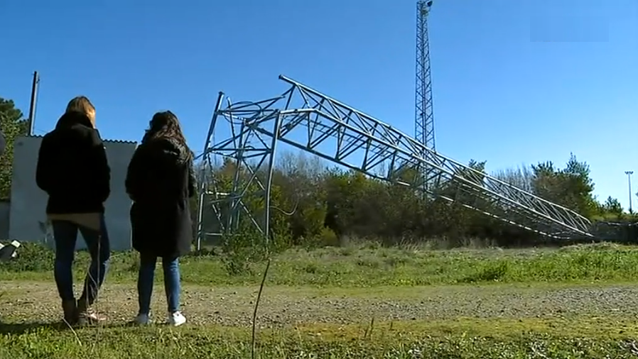 Mau tempo parte antena de rádio