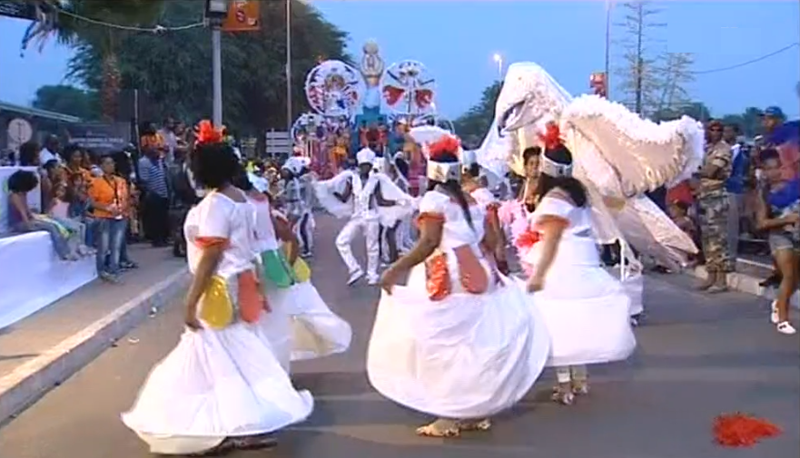 Festa de Carnaval à moda do Brasil em Cabo Verde