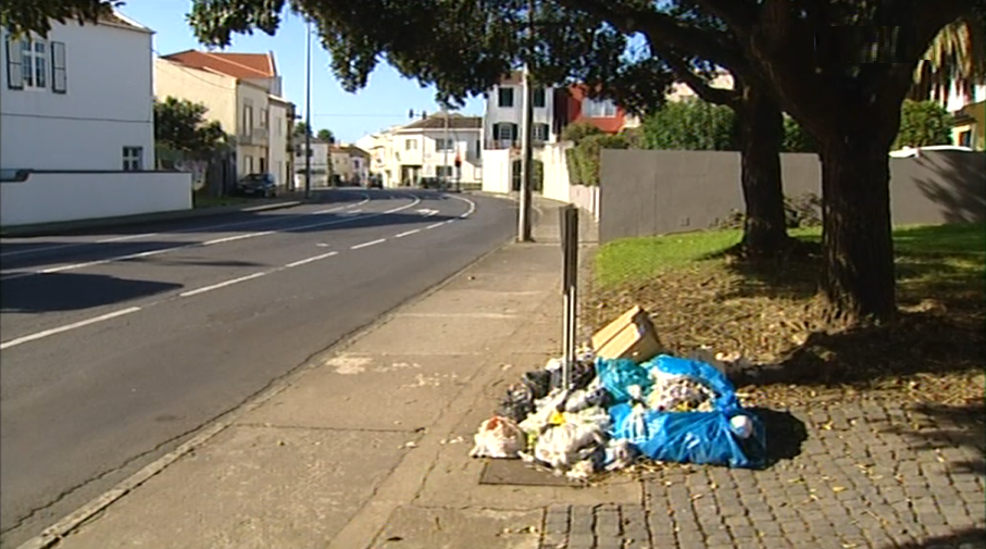 Contestação à retirada de contentores de lixo em Ponta Delgada