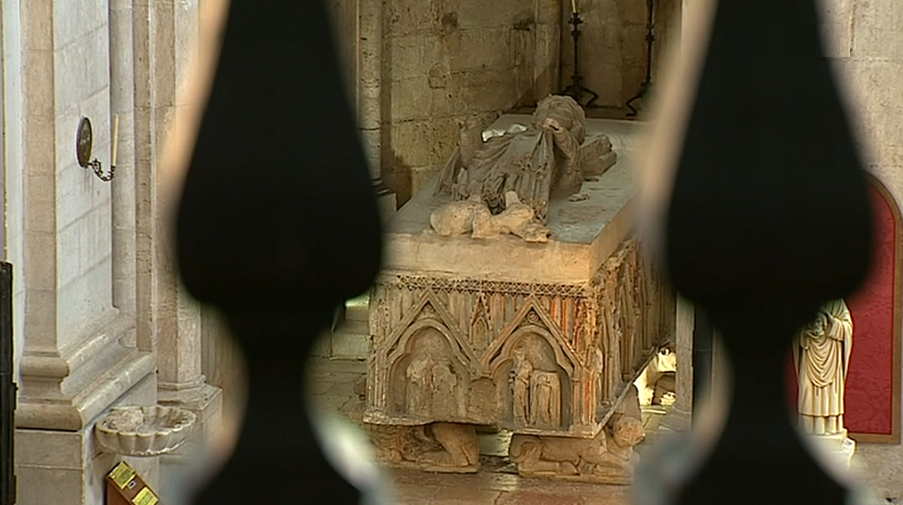 Túmulo do rei Dom Dinis em estado de degradação