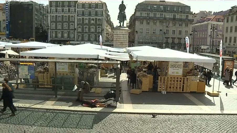 Mercado mensal na Praça da Figueira