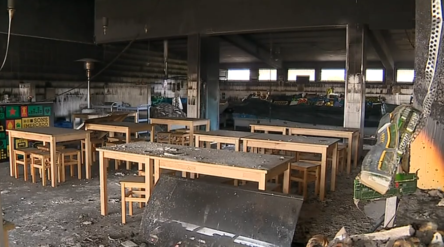 Incêndio no mercado de Carcavelos