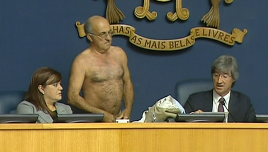 José Manuel Coelho despe-se no Parlamento