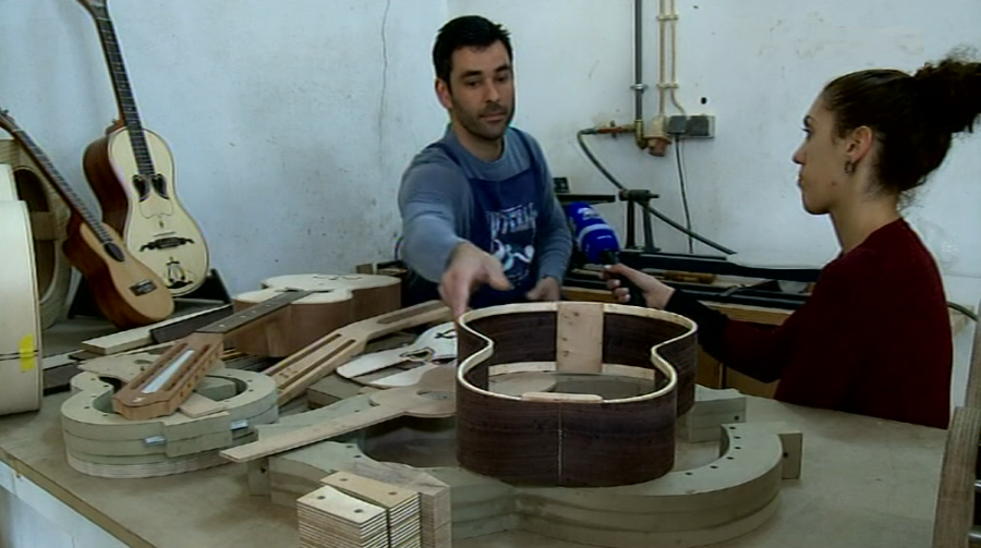 Raimundo Leonardes construtor de Violas da Terra em São Jorge