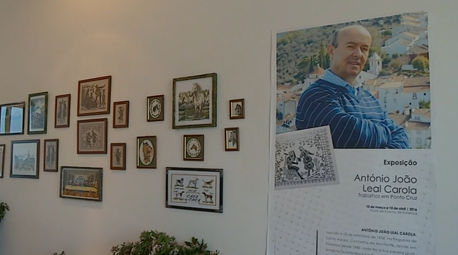 Homem faz trabalhos de costura e bordados