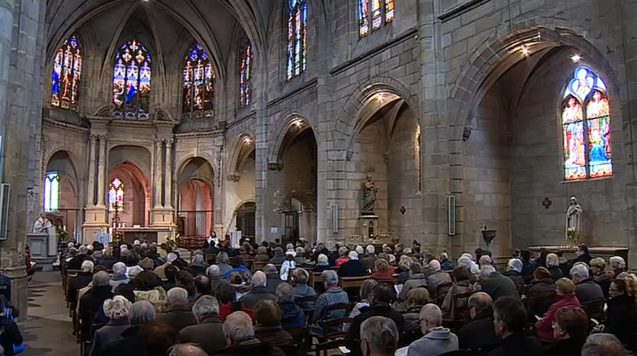 Moulins homenageia vítimas do acidente rodoviário