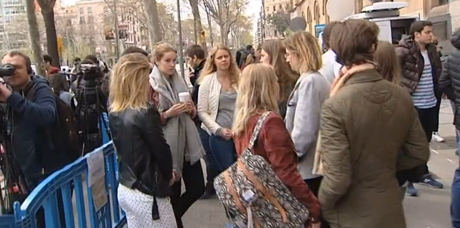 Homenagem às vítimas do acidente rodoviário em Espanha