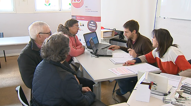 Voluntários ajudam no preenchimento do IRS