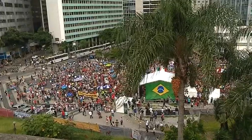 Crise política e apoio popular à Presidente Dilma Rousseff