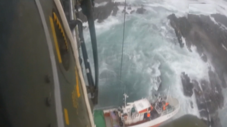 Barco de pesca encalhado em Aljezur