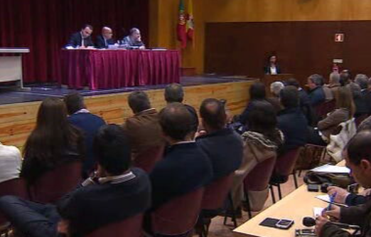 Construção de um edifício junto à igreja