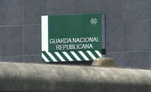 Pai abandona filhas