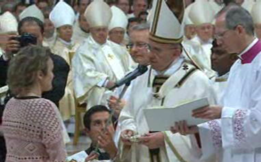 Portuguesa batizada pelo Papa Francisco