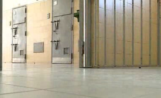 Deus atrás das grades