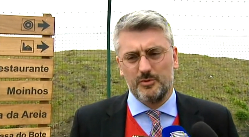 Entrega de desfibrilhadores no Corvo