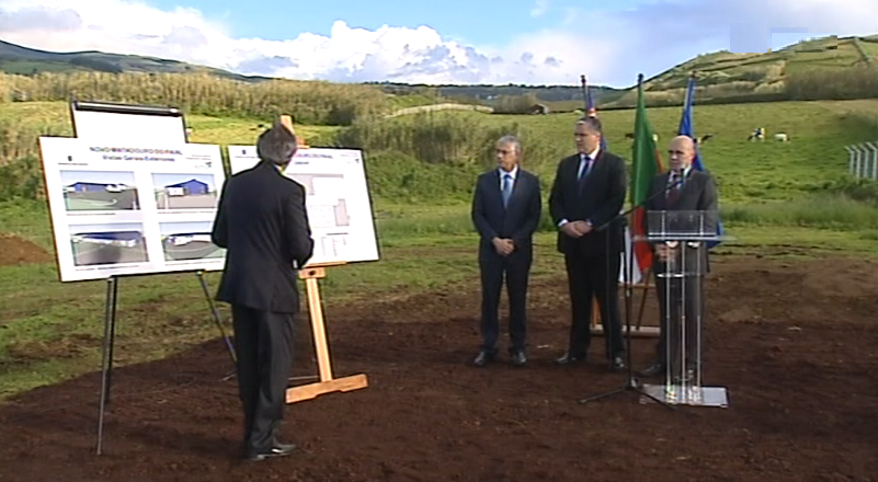 Primeira pedra do futuro matadouro do Faial