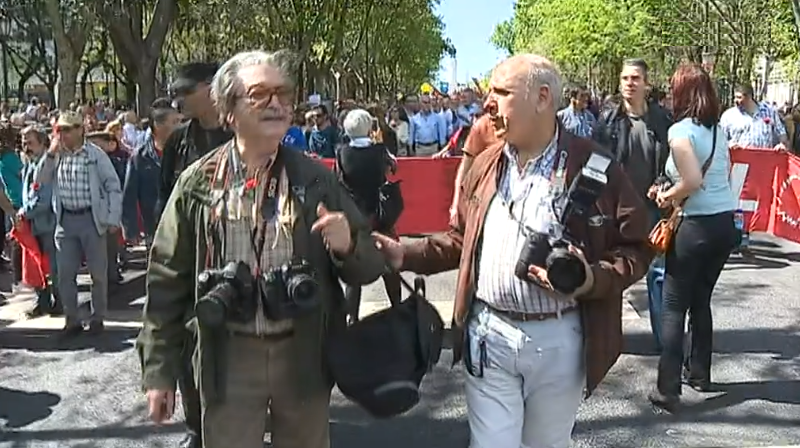 Povo na rua celebra a Revolução de Abril