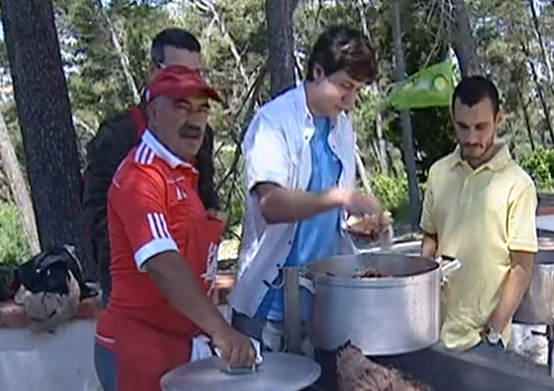 Futebol: adeptos festejam antes do jogo