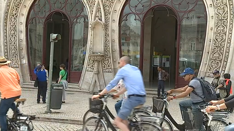 Jovem derruba estátua de Dom Sebastião em Lisboa