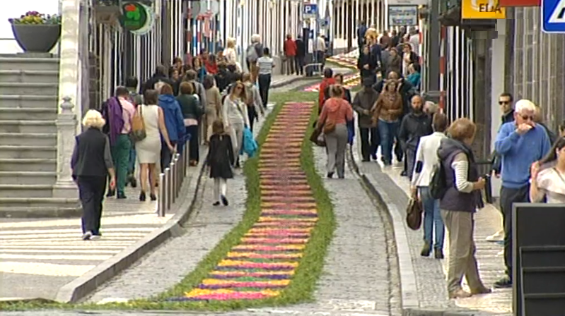 Tapetes nas ruas e varandas engalanadas nas festas do Senhor Santo Cristo