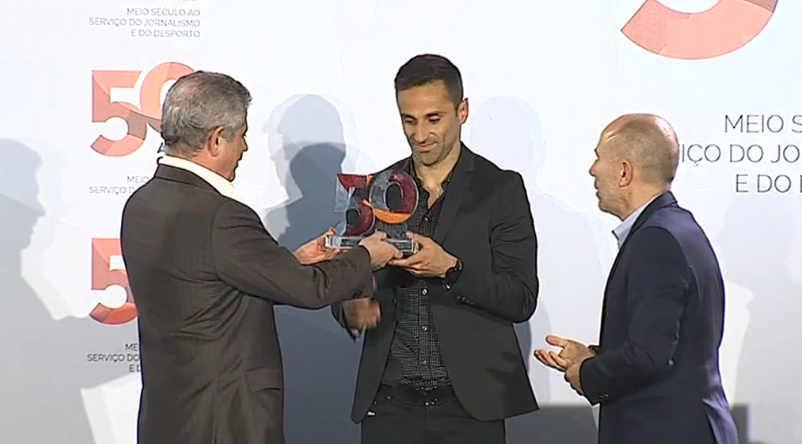 Jonas recebe prémio de “Futebolista do Ano”