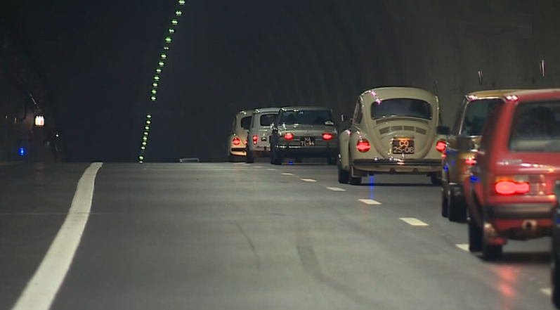 Desfile de carros antigos no Túnel do Marão